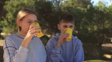 bir sandviç yeme çocuklar