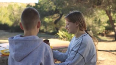 Genç adam ve kız bir fincan çayla