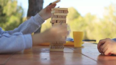 Çocuklar oyun alanında tahta bloklarla oynuyorlar.