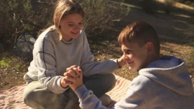 Ormandaki genç kız ve erkek.