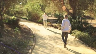 Genç bir çift ormanda koşuyor..