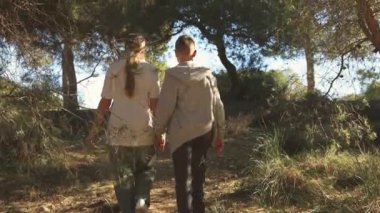 Mutlu aile tatilde ormanda yürüyor.