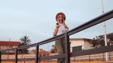 Sırt çantası ve şapkası olan güzel bir kız.