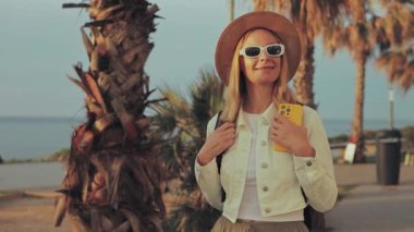 Hasır şapkalı ve güneş gözlüklü kadın.