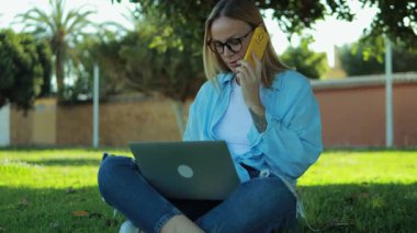 parkta çalışan genç kadın