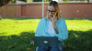 Dizüstü bilgisayarda çalışan kadın