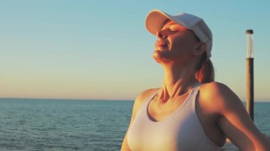 gün batımında sahilde kadın.