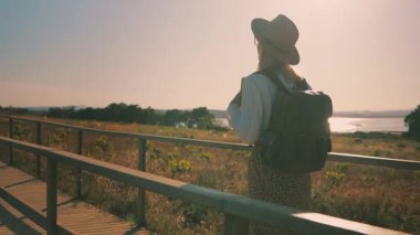 Köprüde sırt çantalı bir kadın.