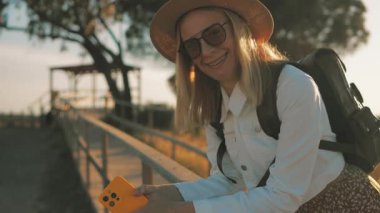 Kaykaylı şapkalı ve sırt çantalı bir kadın.