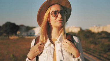 Sırt çantalı genç kadın.