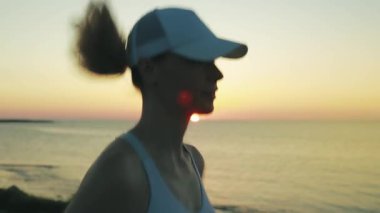 Deniz kıyısı üzerinde çalışan kadın