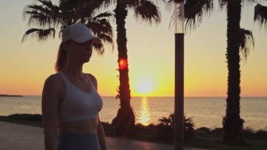 Sahilde spor yapan bir kadın.