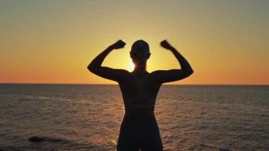 Sahilde spor yapan genç adamın silüeti..