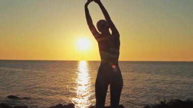 Şafakta mayo giymiş bir kız.