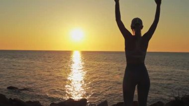 Sahilde kadın silüeti