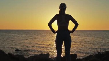 Deniz kıyısında duran genç kadın