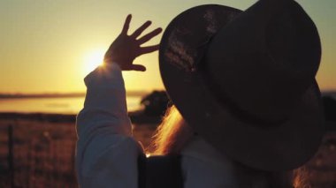 Tarladaki şapkalı kız.