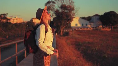 Akşamları sırt çantalı bir kadın yolda