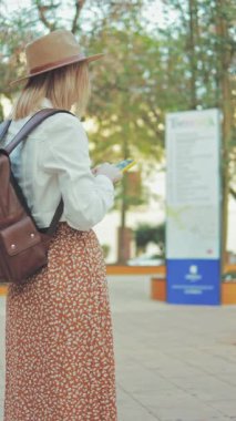 Sırt çantalı kadın gezgin