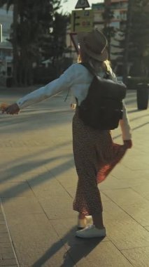 Sokakta yürüyen genç bir kadın