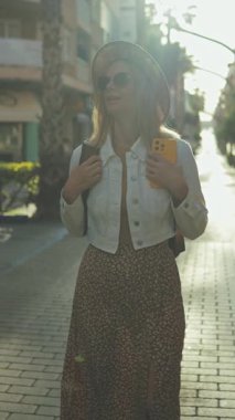 Kadın sırt çantasıyla şehirde dolaşıyor.