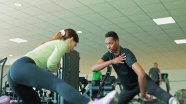 Genç adam ve kadın spor salonunda.