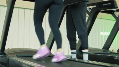 Koşu bandı üzerinde çalışan kadın bacakları