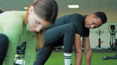 spor salonunda genç adam