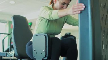 spor salonunda genç kadın