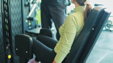 bir spor salonunda kadın