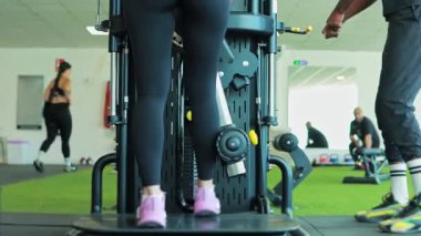 bir spor salonunda kadın