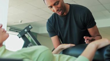 genç bir çift spor salonunda egzersiz