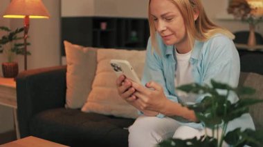 Cep telefonu kullanan genç bir kadın.