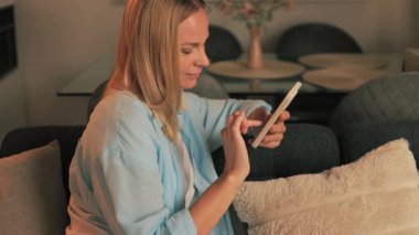 Cep telefonu kullanan kadın