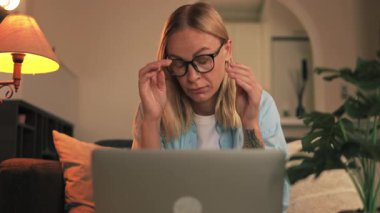 Kadının evdeki bilgisayarında görüntülü arama var.