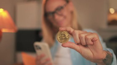 Elinde para tutan genç bir kadın