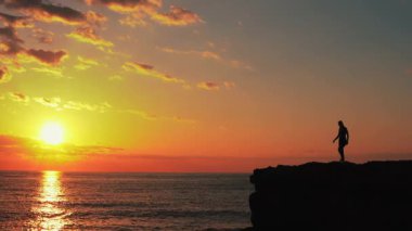 günbatımı kadın silüeti