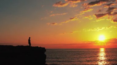 Günbatımında insan silueti