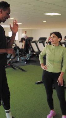 Spor salonunda egzersiz yapan bir kadın.