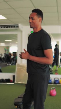 Spor salonunda egzersiz yapan adam.