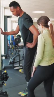 Genç ve formda bir çift spor salonunda egzersiz yapıyor.