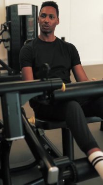 Genç Afrikalı adam spor salonunda antrenman yapıyor.