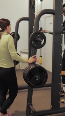 Egzersiz yapan genç çift.