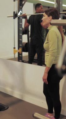 Spor salonunda egzersiz yapan kadın.