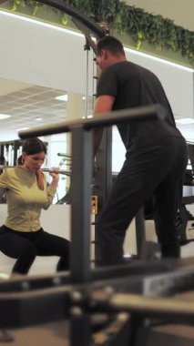 genç bir çift spor salonunda egzersiz