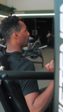 Afrikalı - Amerikalı adam spor salonunda çalışıyor.