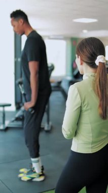 Genç bir çift kişisel antrenörle çalışıyor.