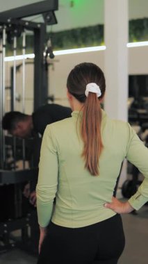 Genç bir kadın spor yapıyor.