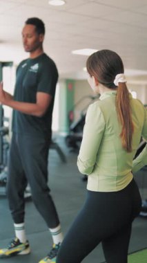 Spor salonundaki genç adam.