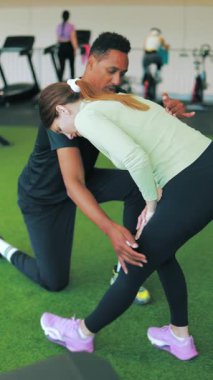 Spor salonunda egzersiz yapan çift.